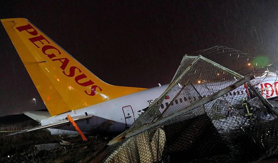 В результате аварийной посадки самолета Pegasus Airlines погибли три человека