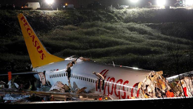 Три человека погибли при жесткой посадке самолета в Стамбуле