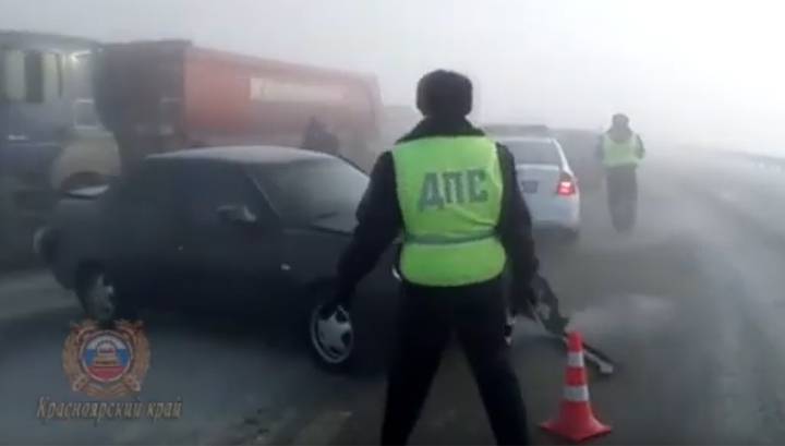 Десятки машин столкнулись под Красноярском из-за тумана и гололеда