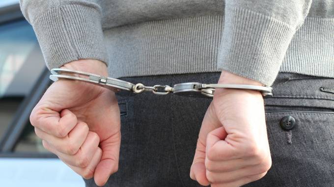 Задержаны напавшие на курьера в Горелово похитители смартфонов