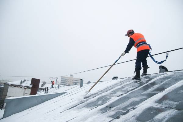 На горожанку Нефтеюганска обрушился снег с крыши, она госпитализирована с тяжелой травмой