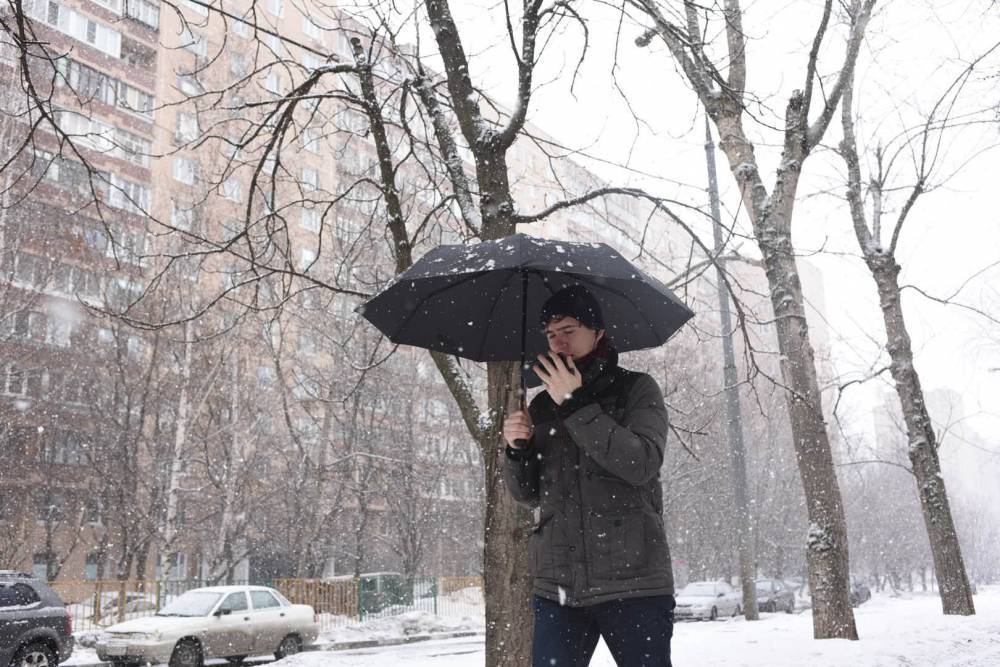 Синоптики рассказали о резком падении атмосферного давления в Москве
