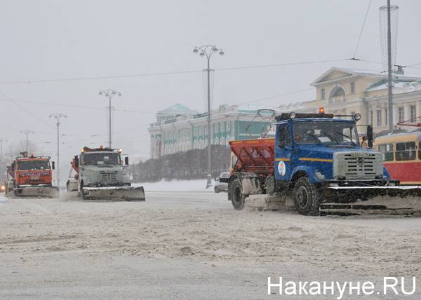 Снова за свое. Коммунальщики Екатеринбурга начали новую борьбу со снегом и гололедицей