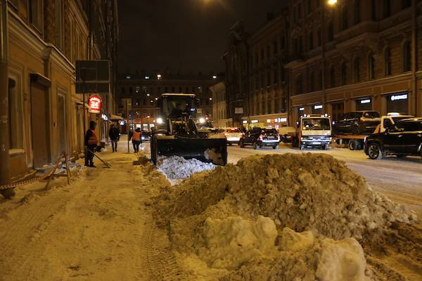 С улиц Петербурга ночью вывезли почти полторы тысячи кубометров снега