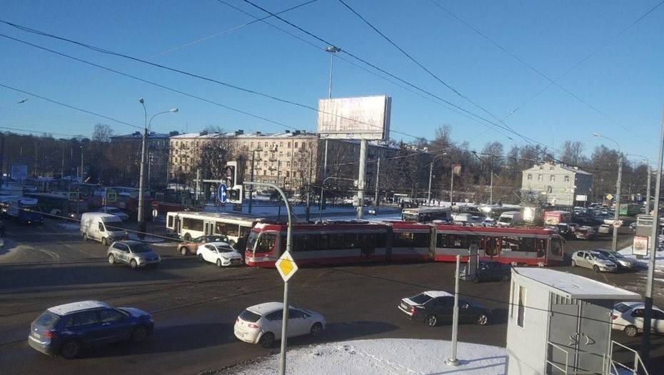 На севере Петербурга произошло массовое ДТП с участием автобуса и трамвая
