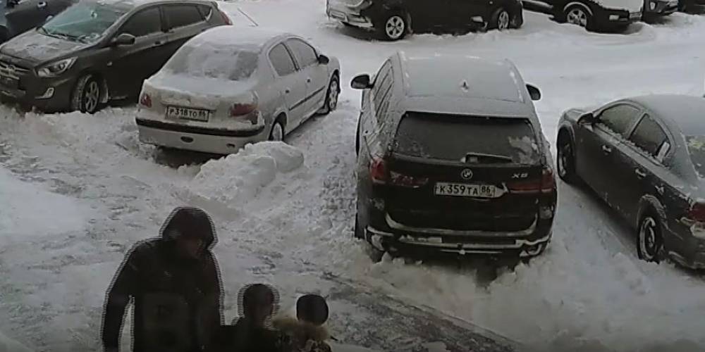 Житель Сургута набросился с кулаками на мужчину с сыном-инвалидом из-за места на парковке