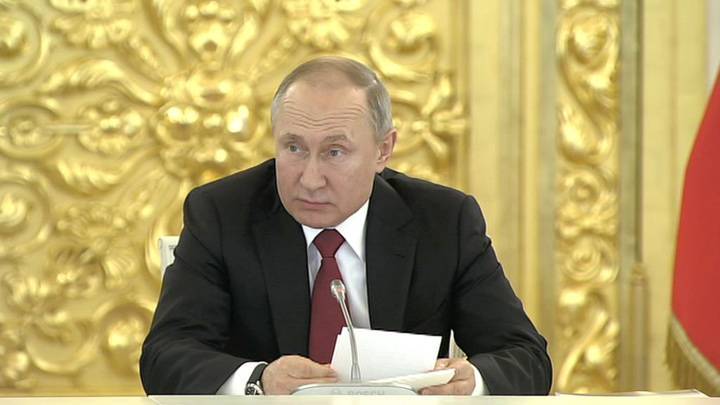 Путин призвал объединять ресурсы хороших вузов и уничтожать "пустышки"
