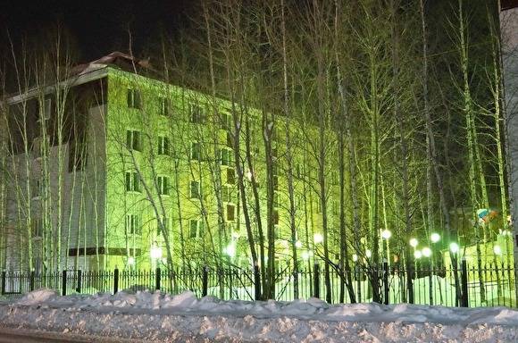 В Нефтеюганске СКР начал проверку после падения снега на прохожую с крыши здания суда