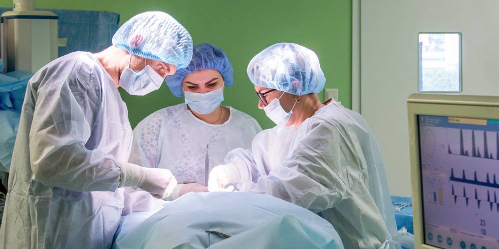 Столичные хирурги удалили пациенту опухоль на артерии без применения имплантов