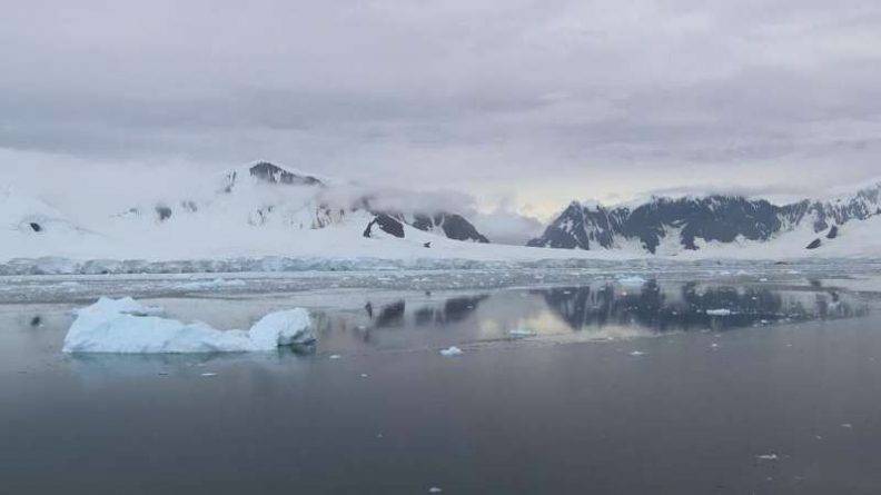 40-метровый айсберг весом в несколько тонн откололся от ледника в Антарктике