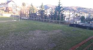 Жители Лазаревского потребовали отремонтировать стадион для детской спортшколы