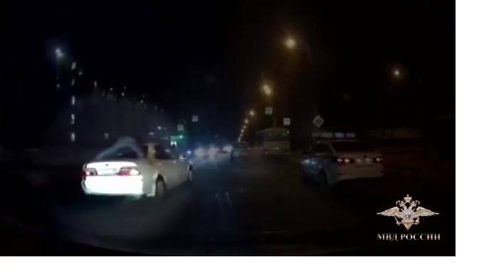 Видео: В Иркутске полицейский 3 километра ехал на крыше авто преступников при задержании
