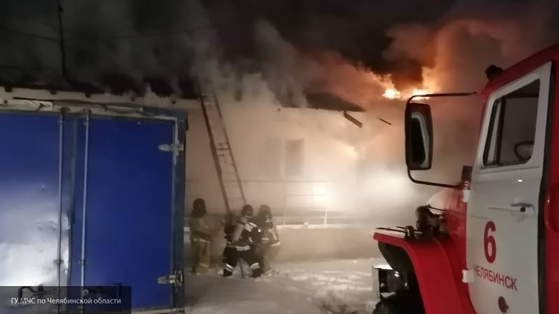 Видео крупного пожара на мебельном складе в Челябинске опубликовали в Сети