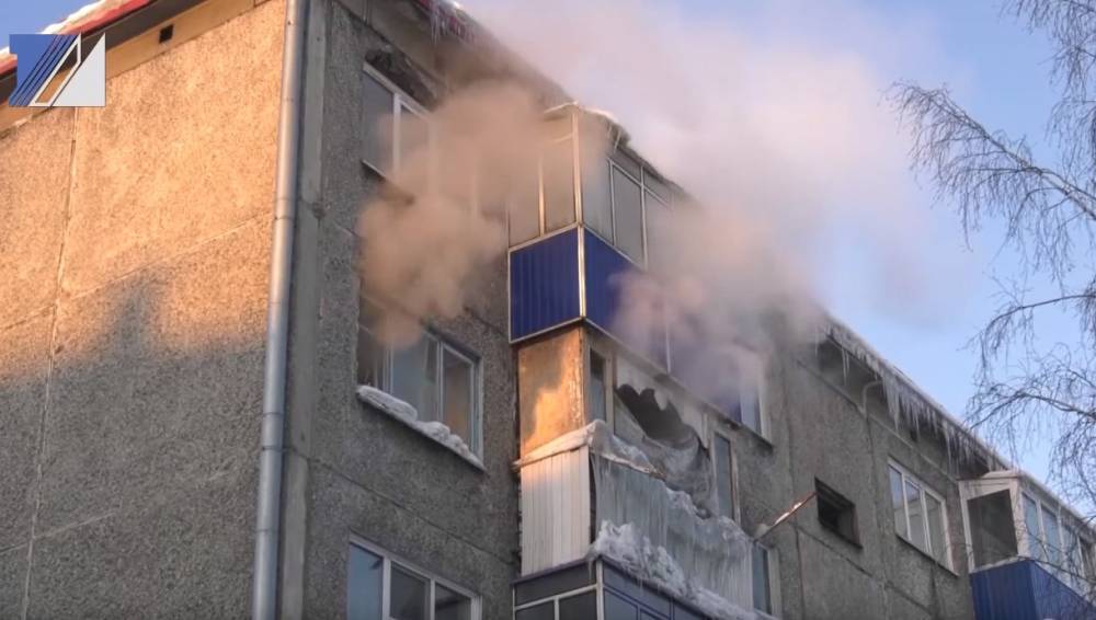 Пожар в пятиэтажке в кузбасском городе попал на видео
