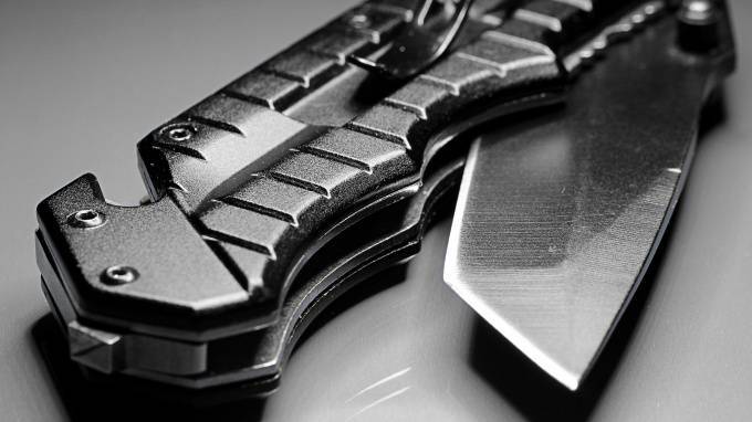 Разбойница с ножом отобрала у петербуженки смартфон на Уткином проспекте