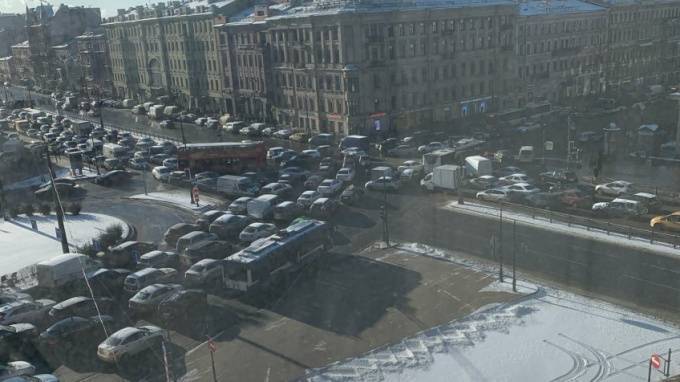 На Площади Восстания петербургское солнце сломало светофор