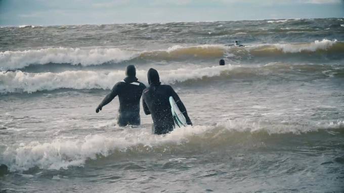 На гребне волны: как петербургские серферы зимой покоряют Финский залив