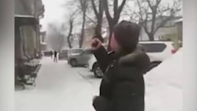 Видео из Томска: Мужчина стрелял по уборщикам снега с крыши