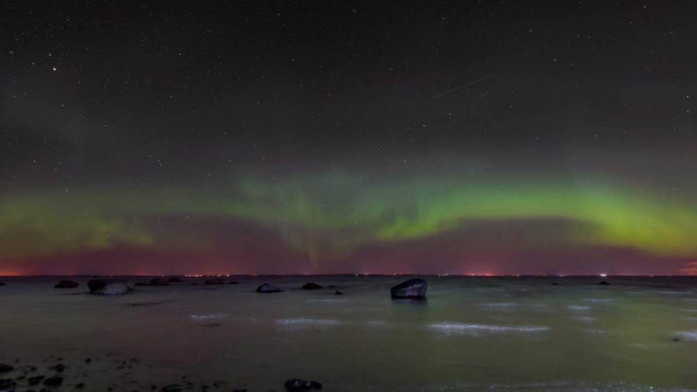 В ночь на 6 февраля петербургский фотограф запечатлел северное сияние над Ладожским озером