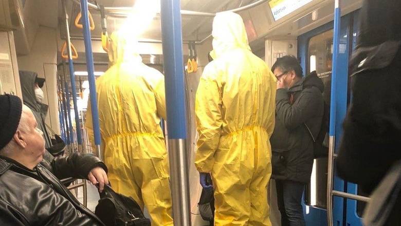 Московское метро будет бороться с кашляющими «шутниками» в защитных костюмах и масках