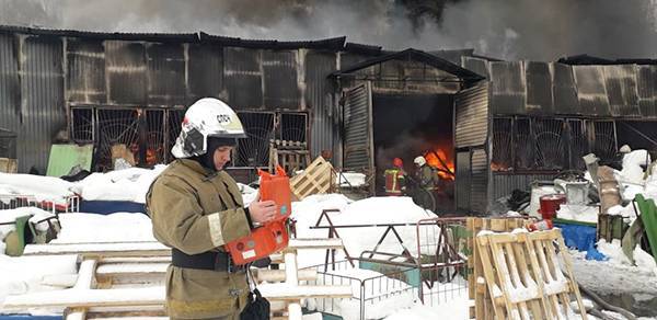 В Екатеринбурге потушили крупный пожар на складе с пластмассой