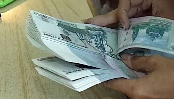 Работница банка сняла со счета пенсионера 40 тысяч рублей и перечислила мужу