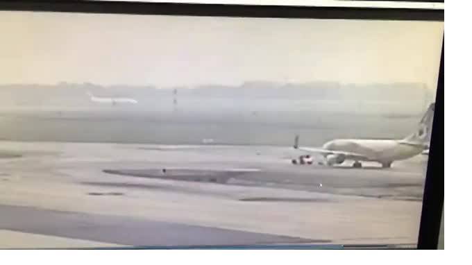 Видео: В аэропорту Бангкока "Боинг" раздавил тягач