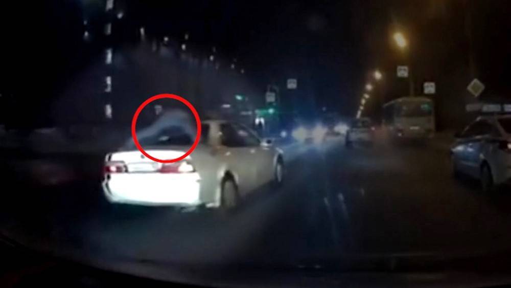 В Иркутске полицейский 3 километра ехал на крыше машины преступников