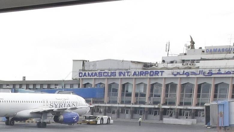 Минобороны: пассажирский самолет посадили на российской базе из-за авиаудара Израиля