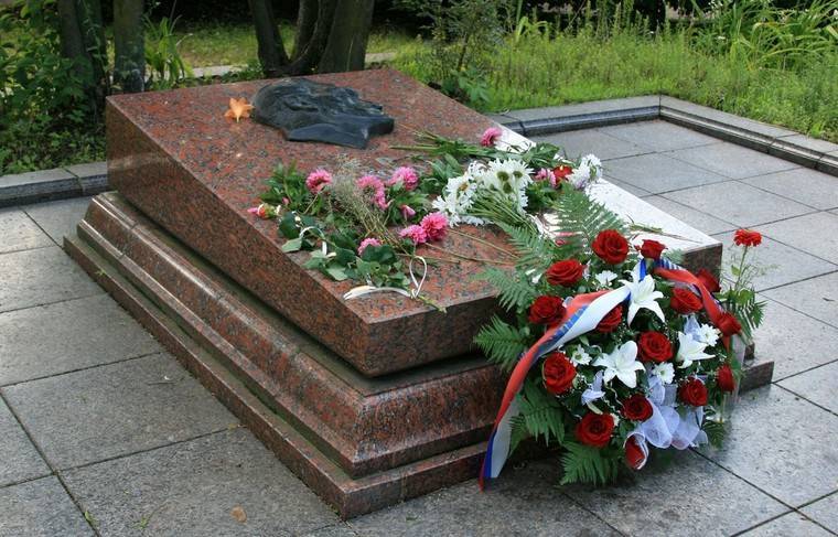 Власти Львова отложили вопрос о перезахоронении советского разведчика