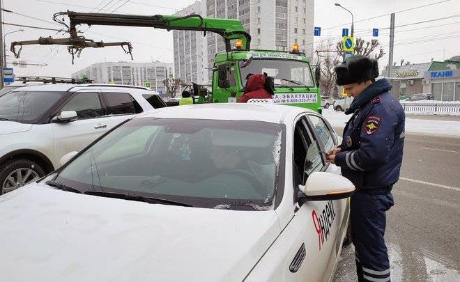 В Казани по просьбе перевозчиков начали эвакуировать машины с автобусных остановок