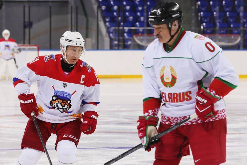 Путин и Лукашенко прервали переговоры и сыграли в хоккей