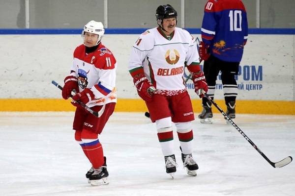 Владимир Путин и Александр Лукашенко вышли на лёд в товарищеском хоккейном матче