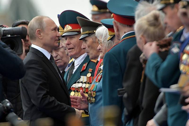 Путин распорядился выплатить 75 тысяч рублей ветеранам к Дню Победы