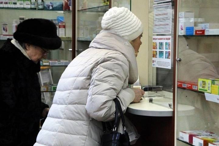 Мантуров: ограничивать продажу масок в России не планируется