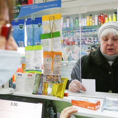 Минпромторг не планирует вводить ограничения на продажу защитных масок в аптеках