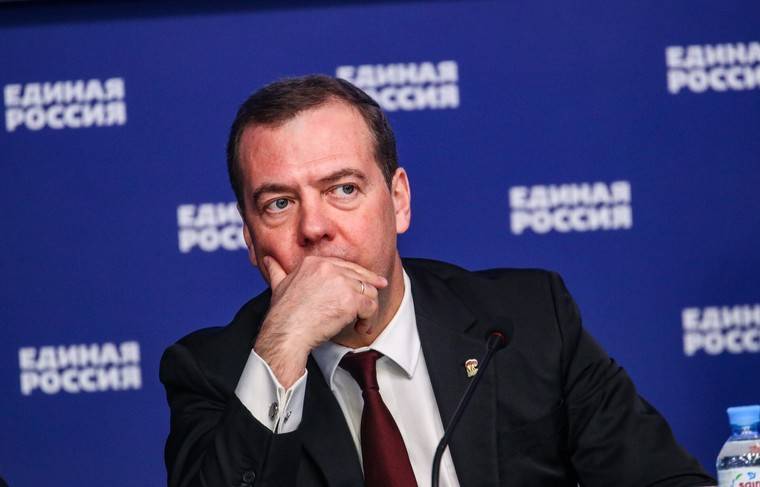 Медведев ненадолго подписался в Instagram на страничку визового центра