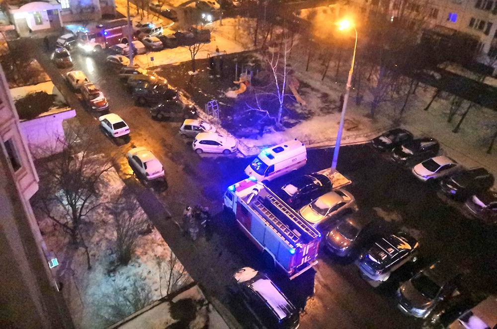 Два человека погибли при пожаре в квартире на юго-западе Москвы (видео)