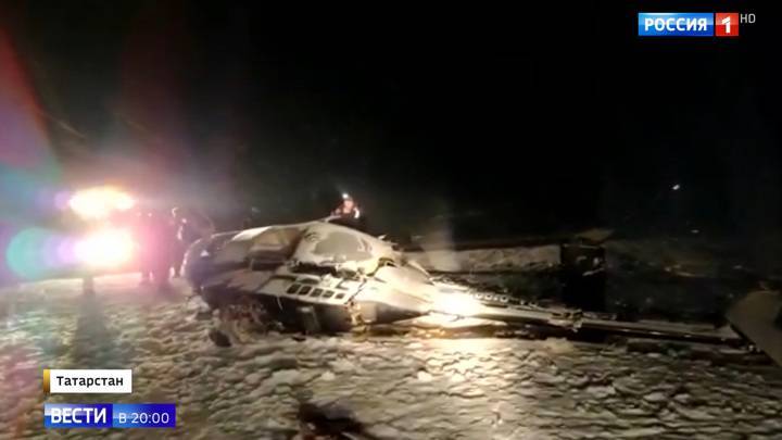 Разбившийся вертолет с депутатом Госдумы рухнул на лед