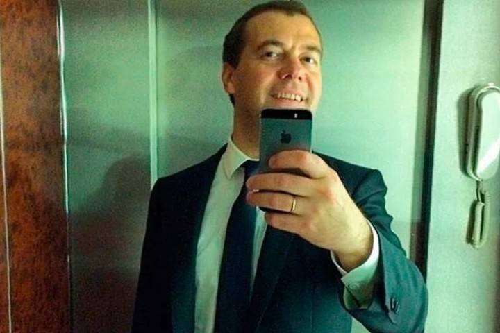 Медведев подписался в Instagram на страницу визового центра