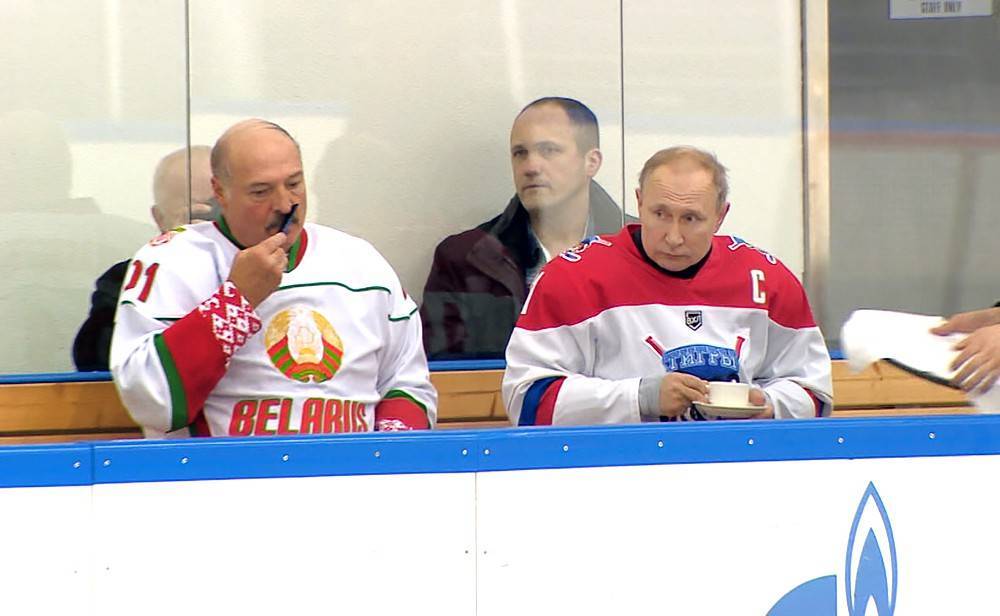 Даже усы причесал: прихорашивающийся после хоккея Лукашенко попал на видео