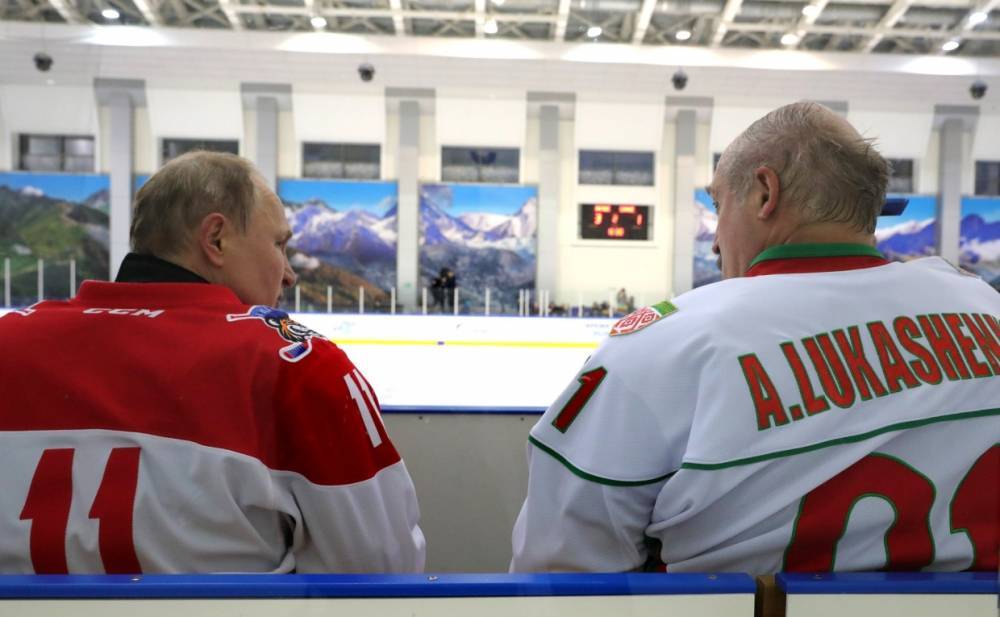 Появилось видео, как Путин и Лукашенко играли в хоккей на переговорах в Сочи