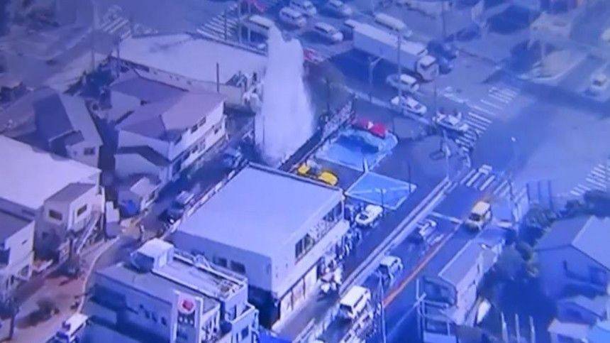 Фонтан высотой более 15 метров забил в жилом квартале японской Иокогамы