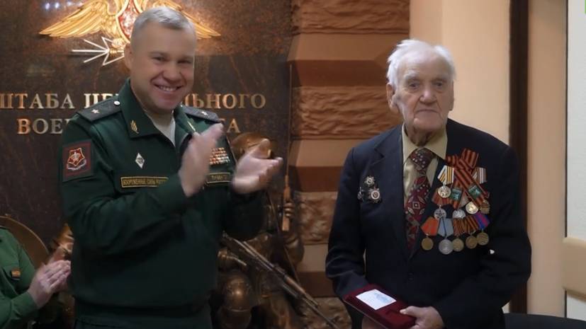 Сюрприз для ветерана: на Урале военные утроили торжественный приём для фронтовика-радиста