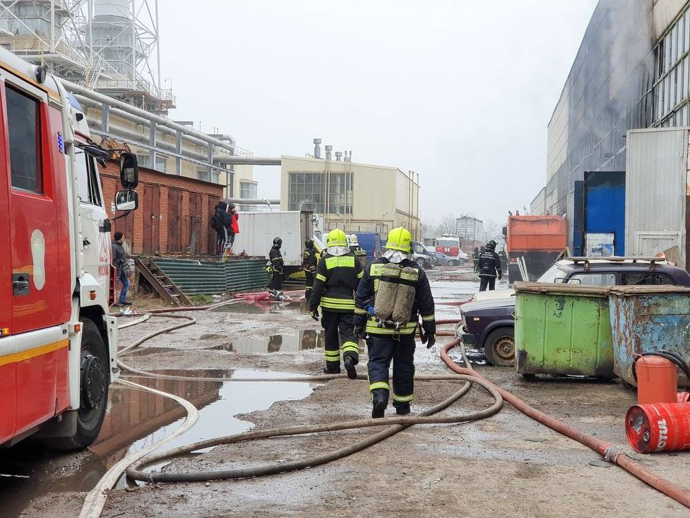 Шесть человек спасли из горящей квартиры на севере Москвы