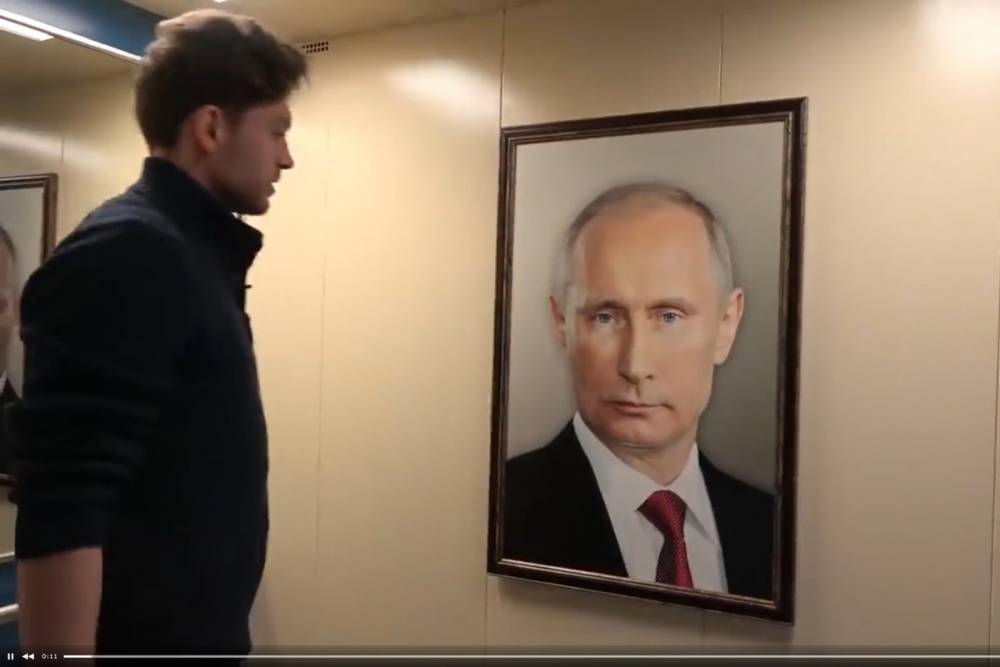 Пранкеры сняли реакцию москвичей на портрет Путина в лифте