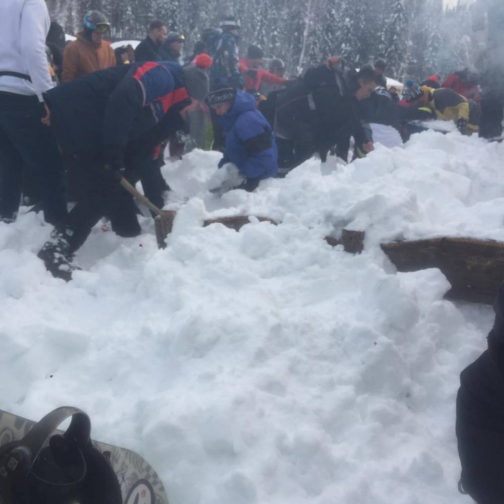 Сошедший с крыши снег завалил туристов в Шерегеше