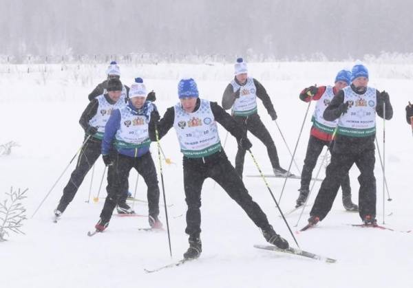Свердловский губернатор выстрелил из пушки и пробежал на лыжах 2020 метров