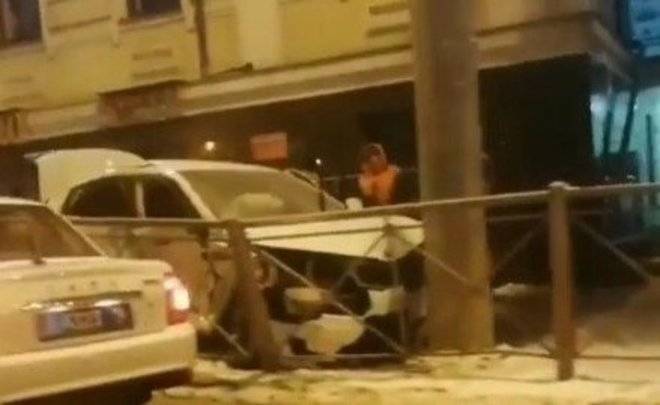 В Казани столкнулись легковушка и внедорожник: от удара одну из машин выбросило на тротуар