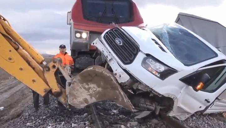 В Турции водитель фургона пережил столкновение с поездом. Видео